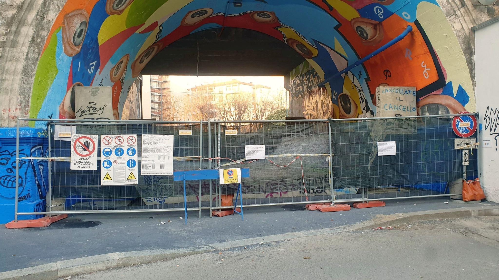 Bivacchi, risse e degrado allo skatepark sotto il tunnel di via Merano inaugurato un mese fa. Arrivano le cancellate