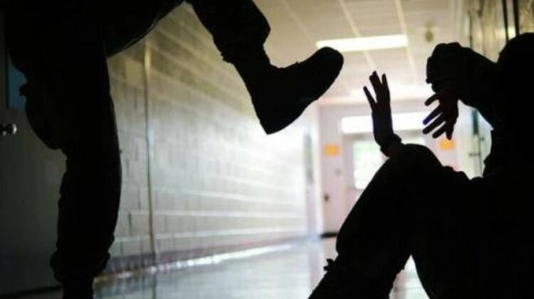 ragazzino picchiato all'uscita da scuola (foto generica)