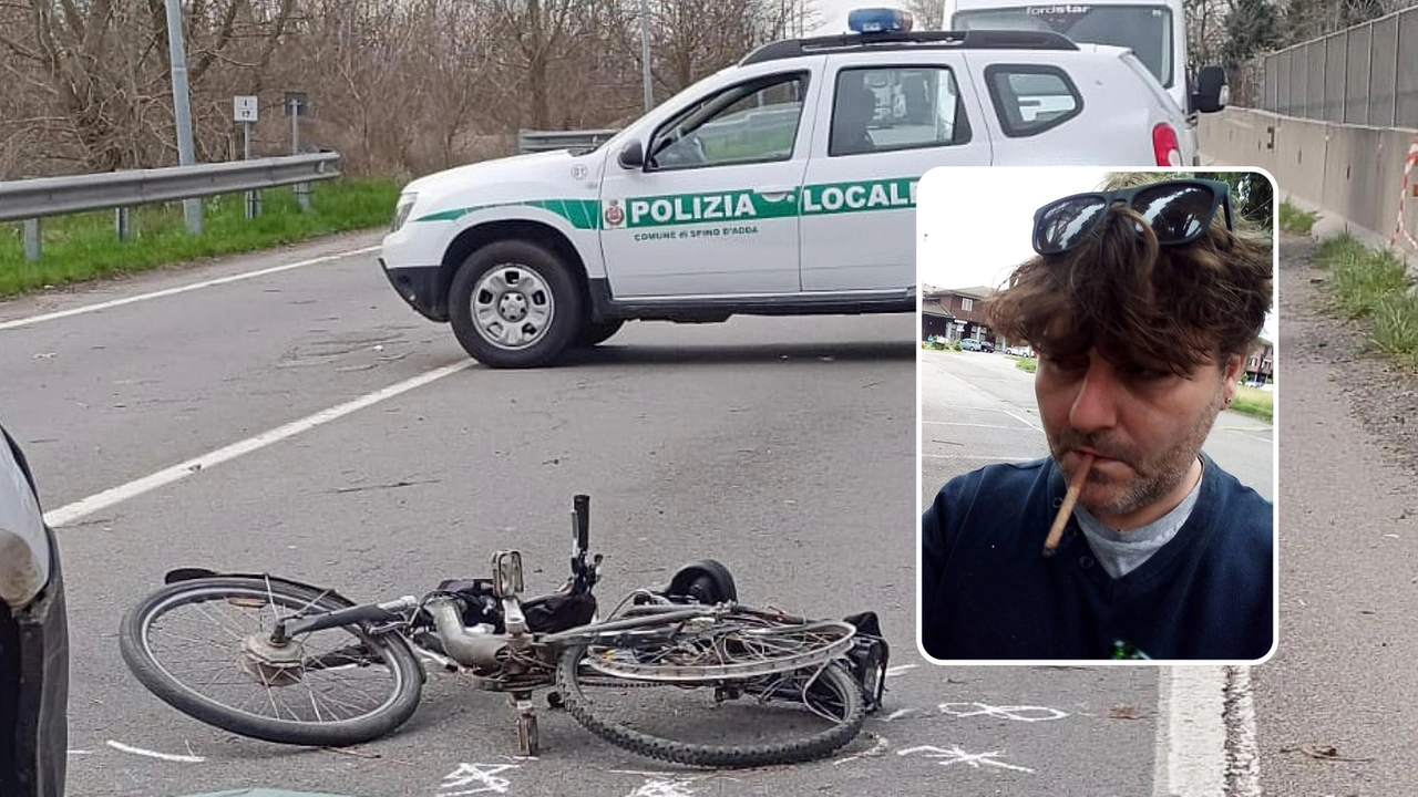 Sopra, la bicicletta a terra dopo la collisione con il furgone lungo la Paullese Nel riquadro, la vittima Gianluca Zaneboni