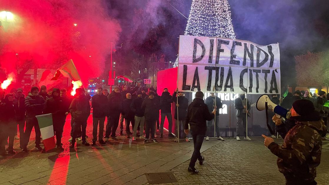 Estrema destra in corteo a Brescia: “La città torna a essere bianca”. La condanna di Pd e Prc