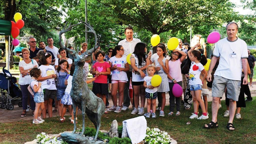 Rubata la statua del cervo: era la mascotte