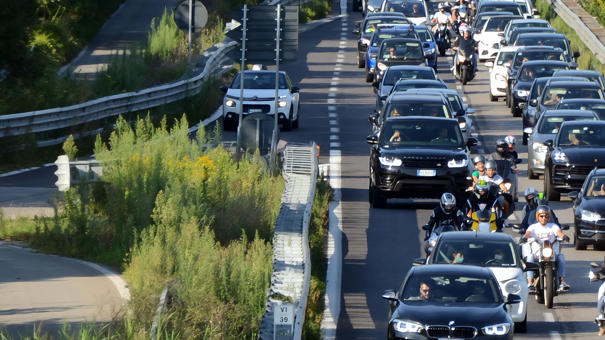 Il traffico sulla statale 36 durante i giorni delle vacanze estive