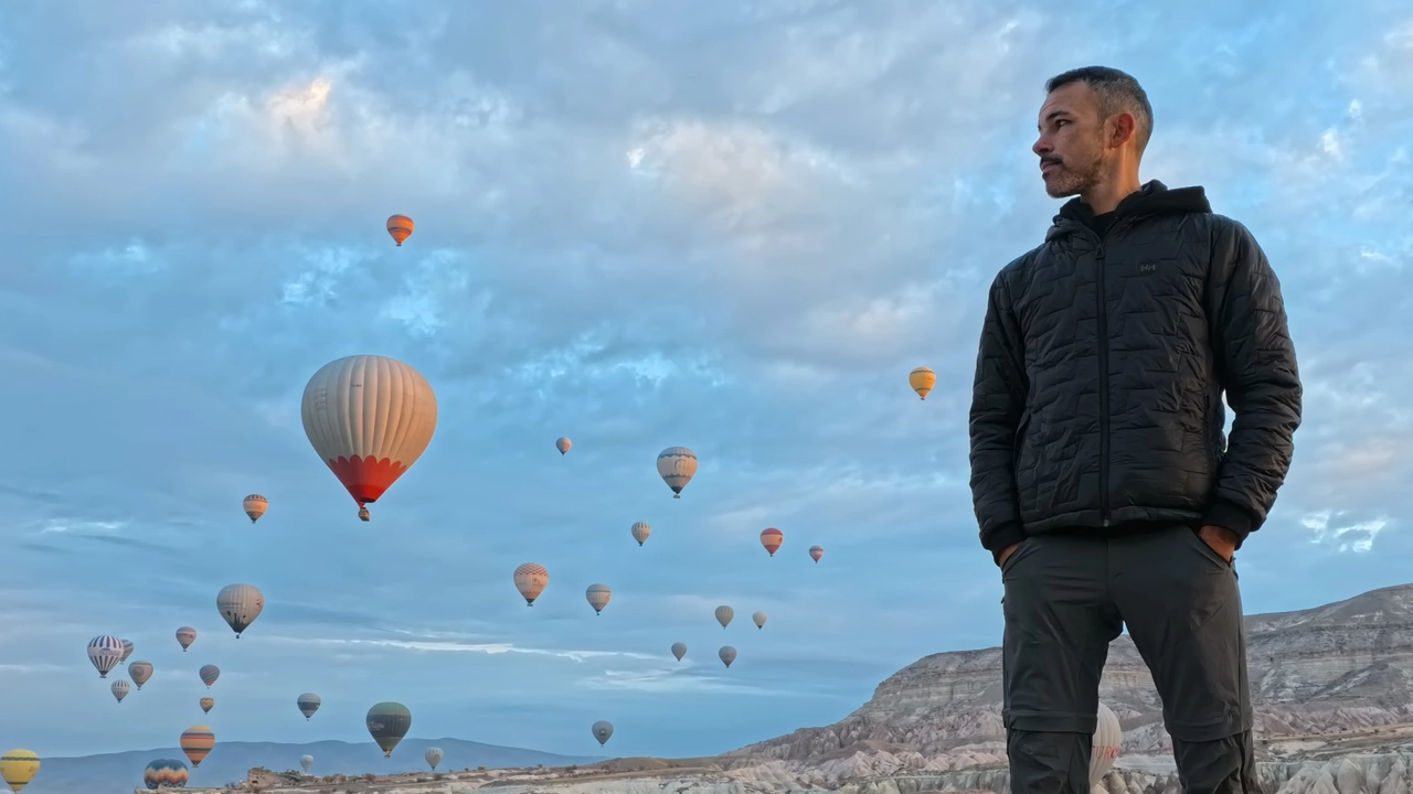 Stefano Begnis, 38 anni, da consulente per la Ferrari si è trasformato in un viaggiatore di professione (nella foto in Cappadocia)