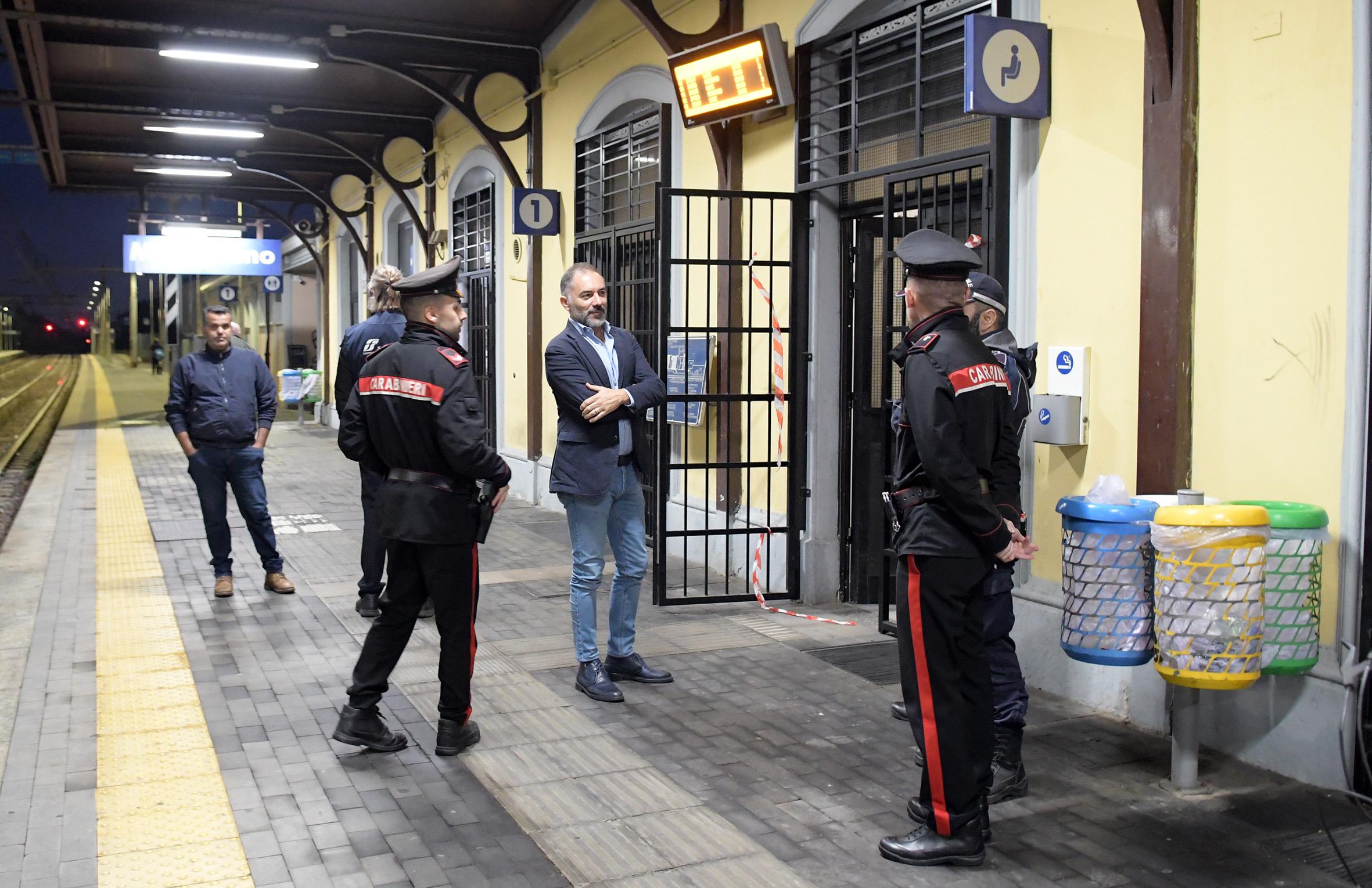 Spacciatore accoltellato in stazione a Melegnano: l’hinterland milanese nella morsa di pusher e criminalità