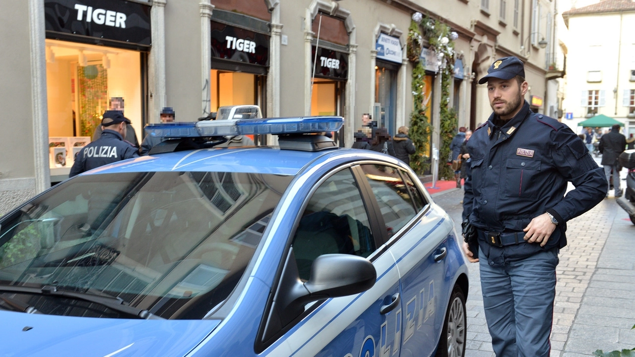 Una pattuglia della polizia in centro a Como (foto di archivio)