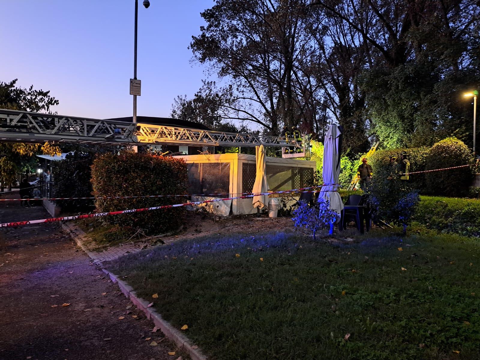 Maltempo a Lodi: pianta cade sul dehors di un bar, ferita una donna