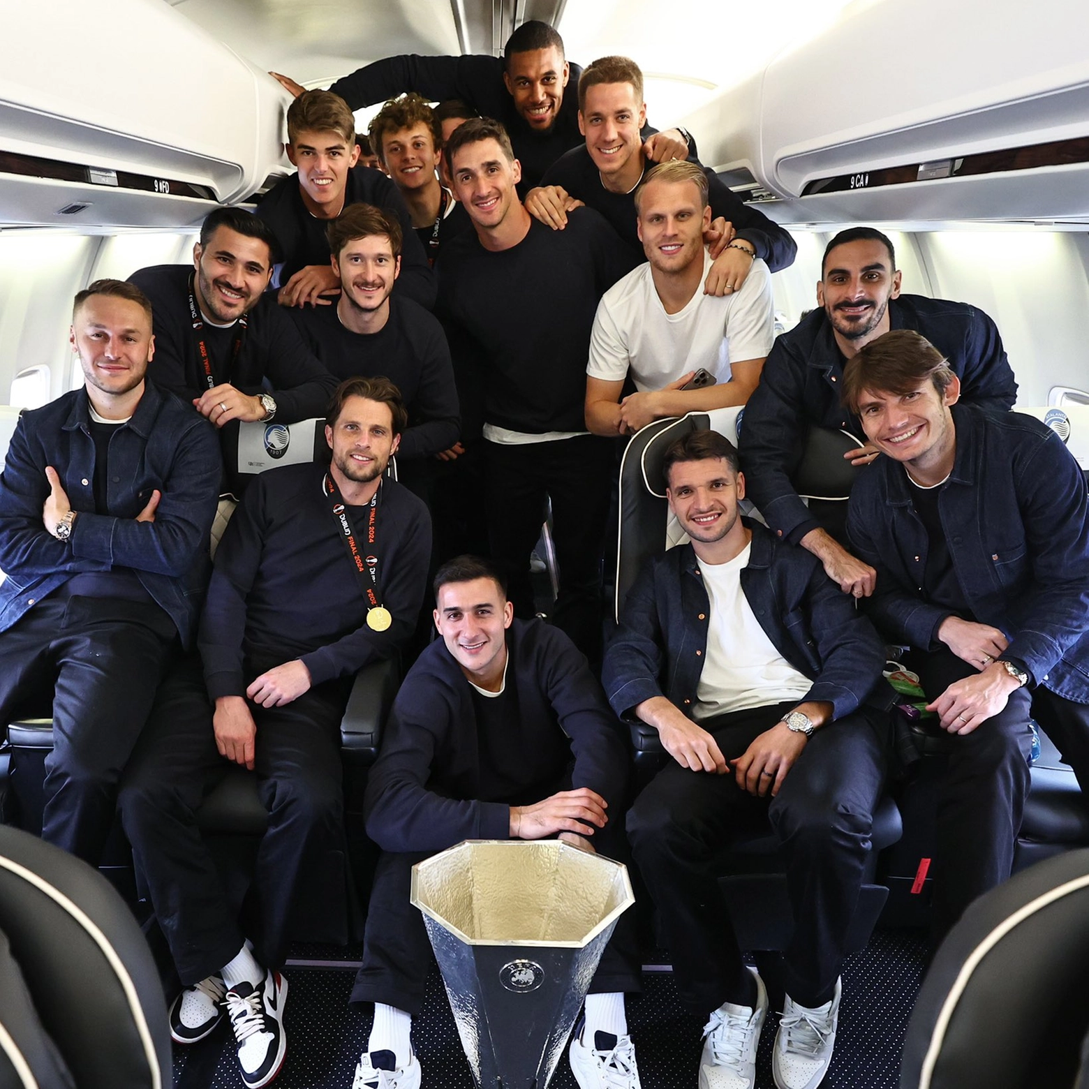 I calciatori dell'Atalanta sul volo di ritorno per Bergamo con la coppa