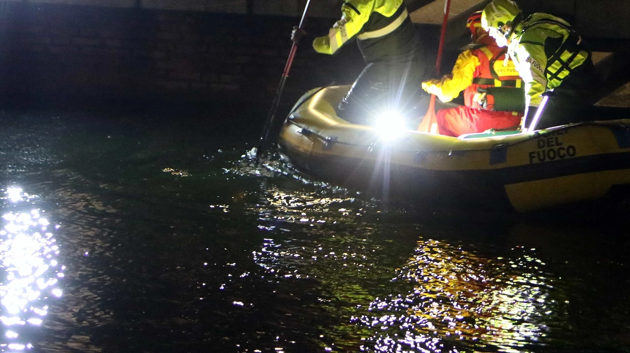 Ricerche dei vigili del fuoco nel Naviglio