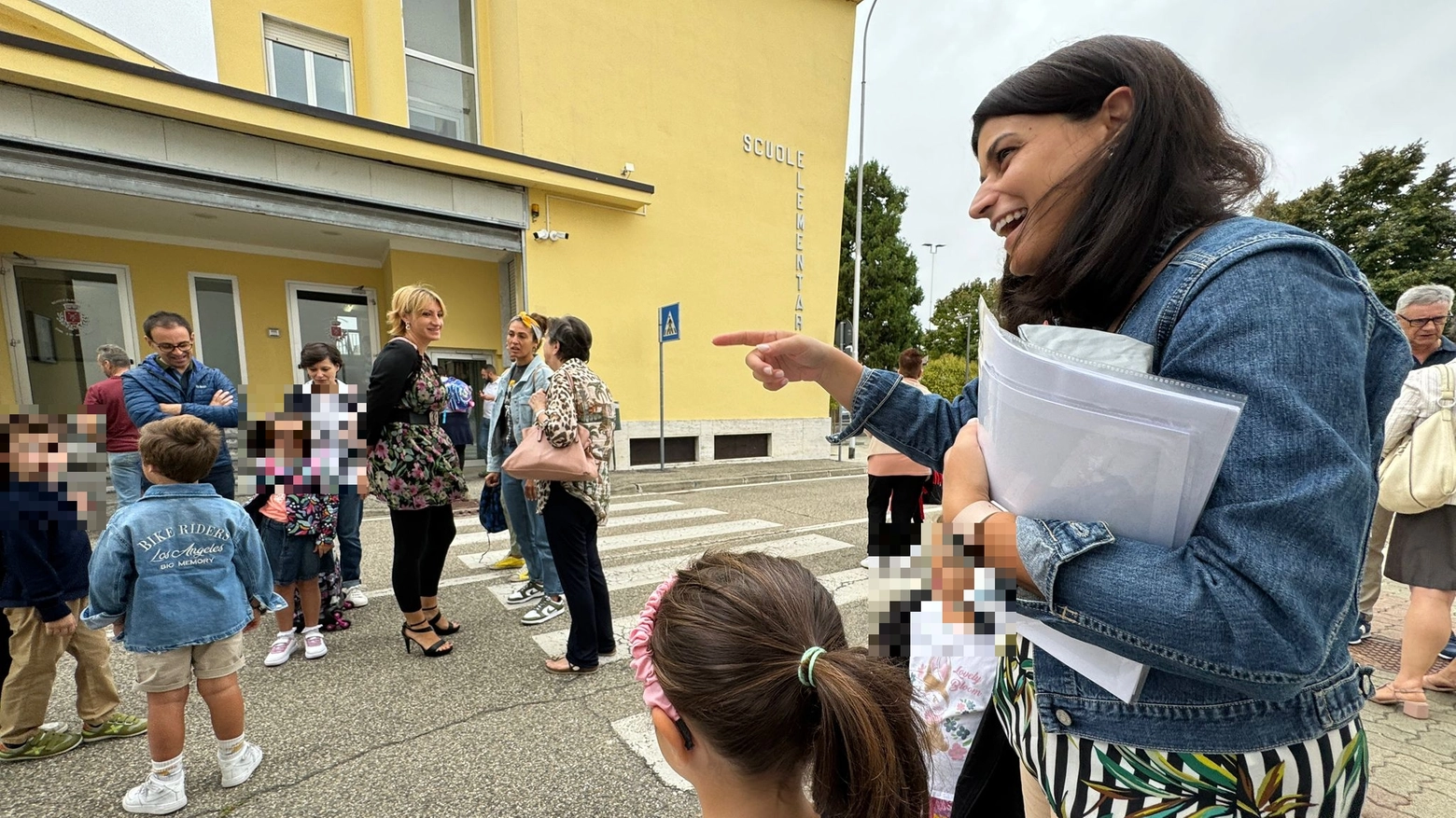 Il primo giorno di scuola alla primaria di San Genesio, dopo i sigilli e i veleni (foto Torres)