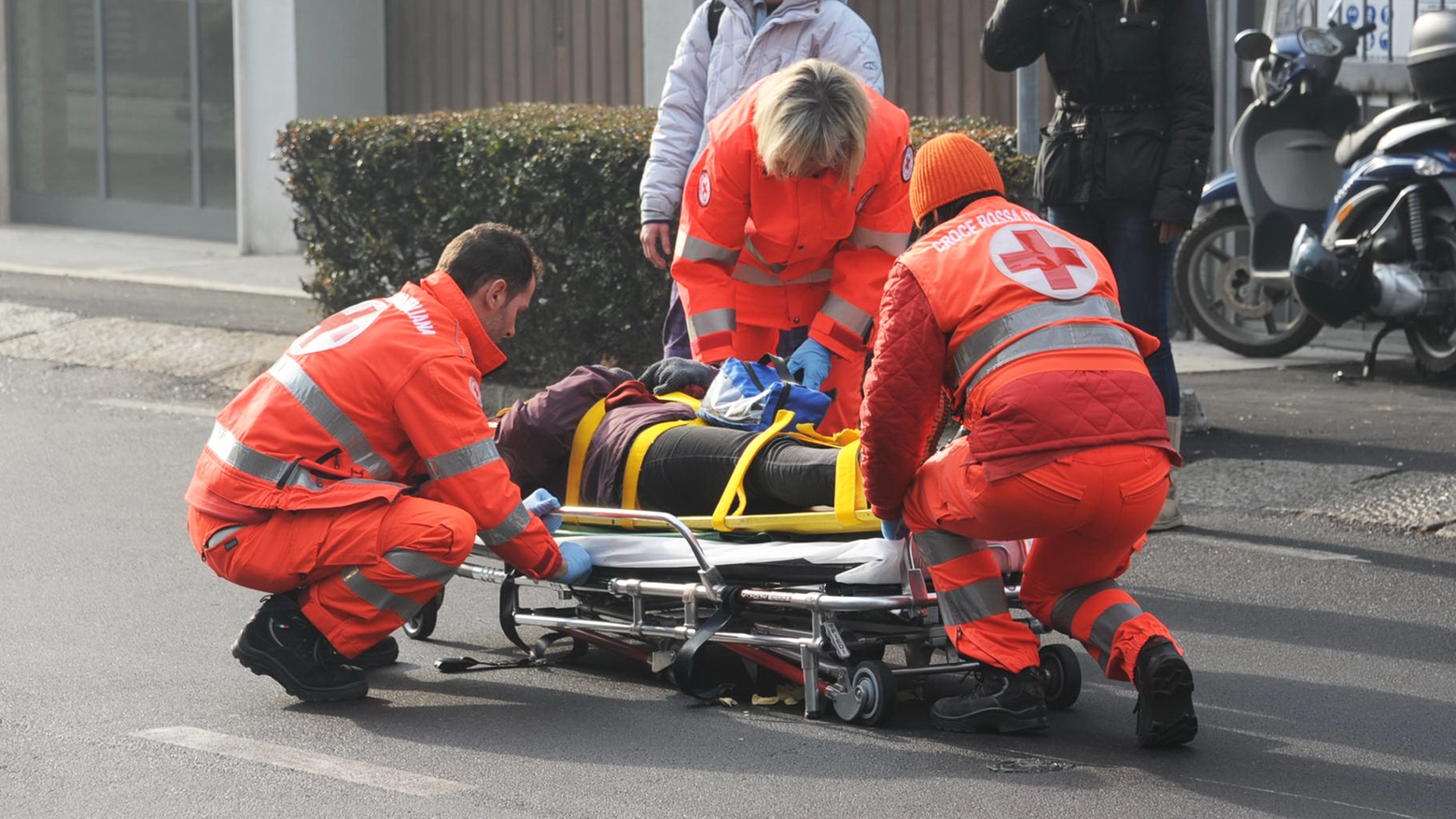 Vertova, i soccorritori hanno rianimato sul posto il ciclista 80enne
