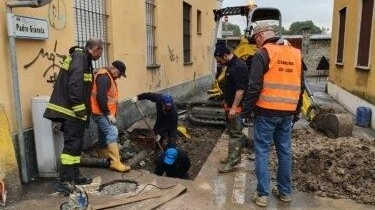 A Lodi, una perdita d'acqua in via Borgo Adda ha causato disagi ai residenti, con interventi che hanno ripristinato la fornitura entro la tarda mattinata.