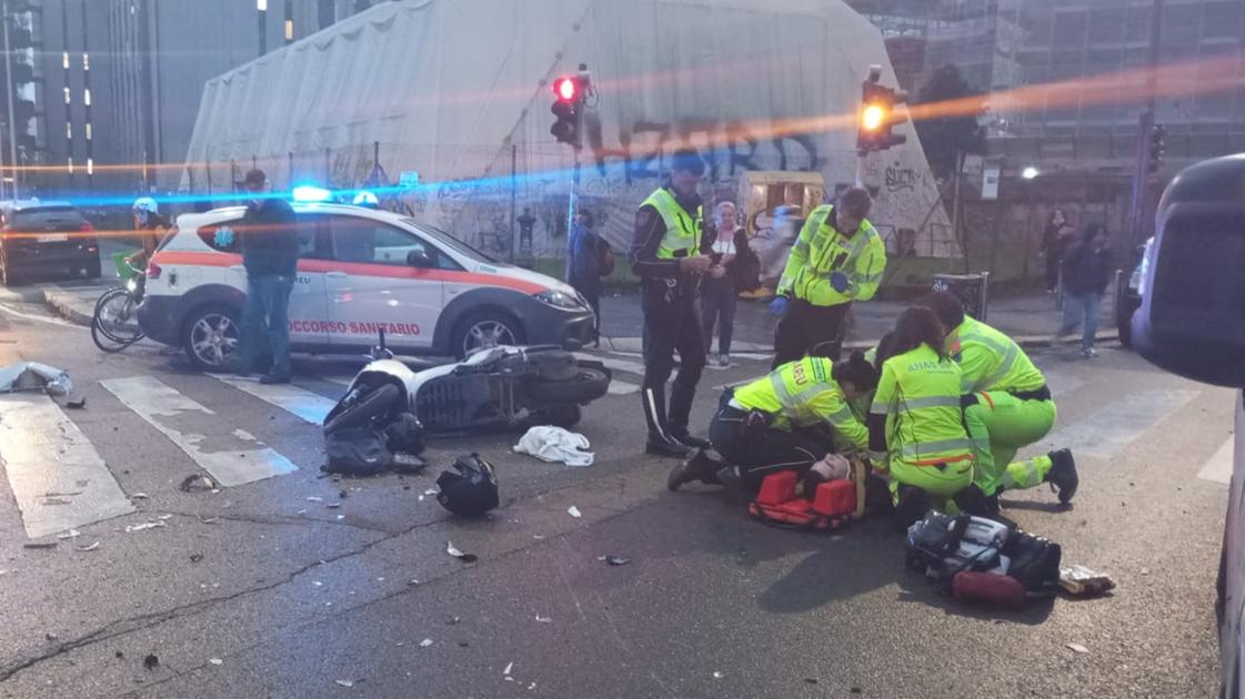 Incidente a Milano, motociclista si schianta contro un’auto in via Bassini: è grave