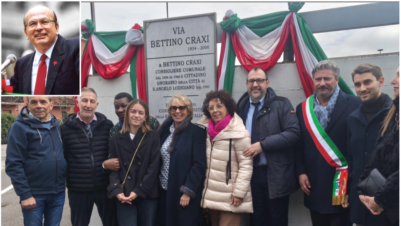 La cerimonia di intitolazione e nel riquadro Bettino Craxi