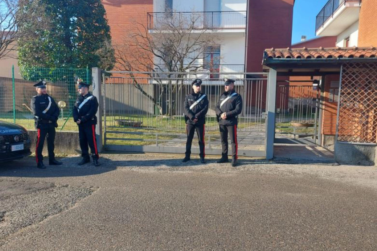 I carabinieri presidiano la palazzina di Cairate dov'era venuto ad abitare Andrea Bossi