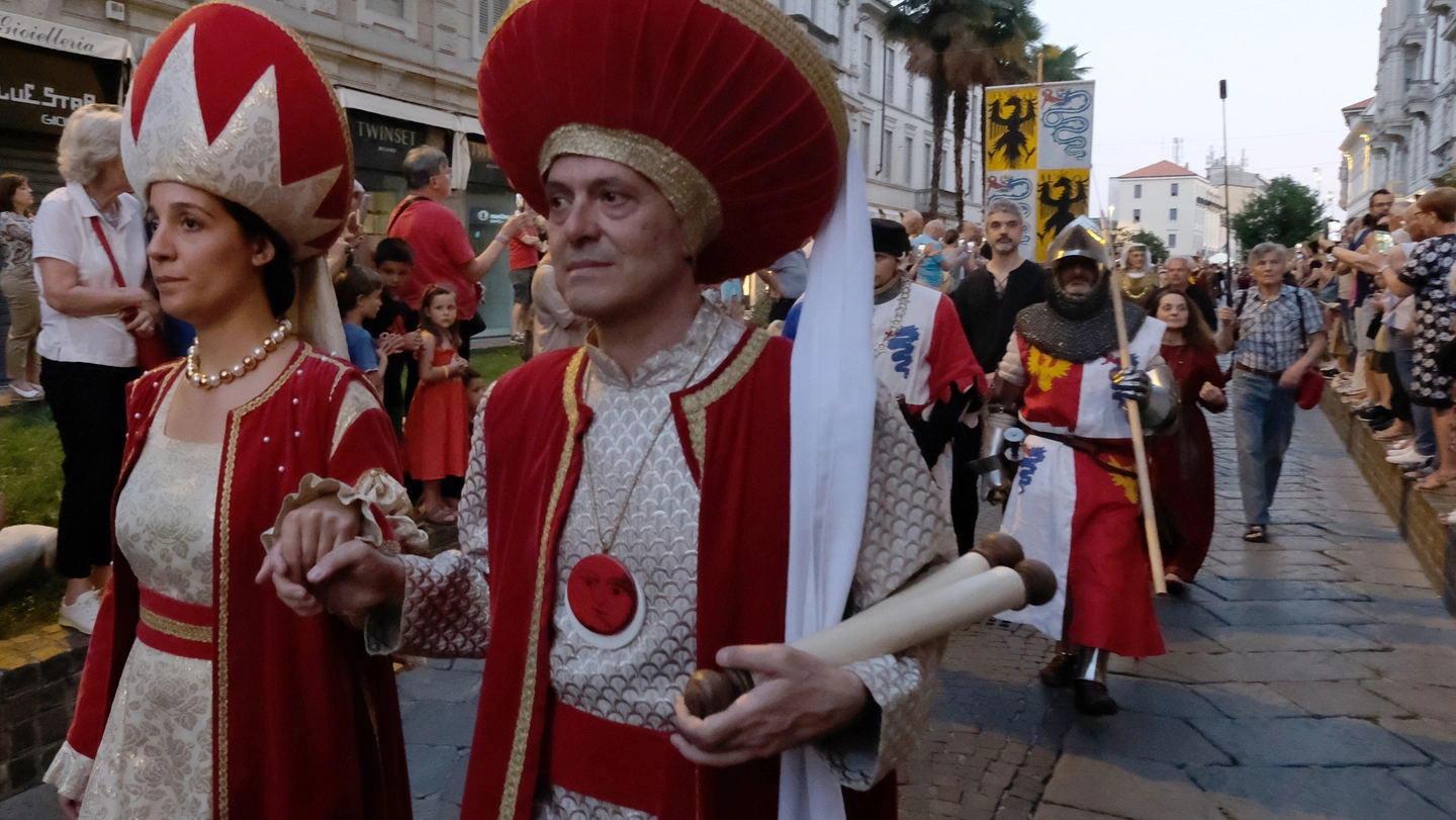 Il corteo storico nel centro di Monza che ogni anno rievoca le origini longobarde della città