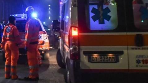 Stava rilevando un incidente: auto lo travolge