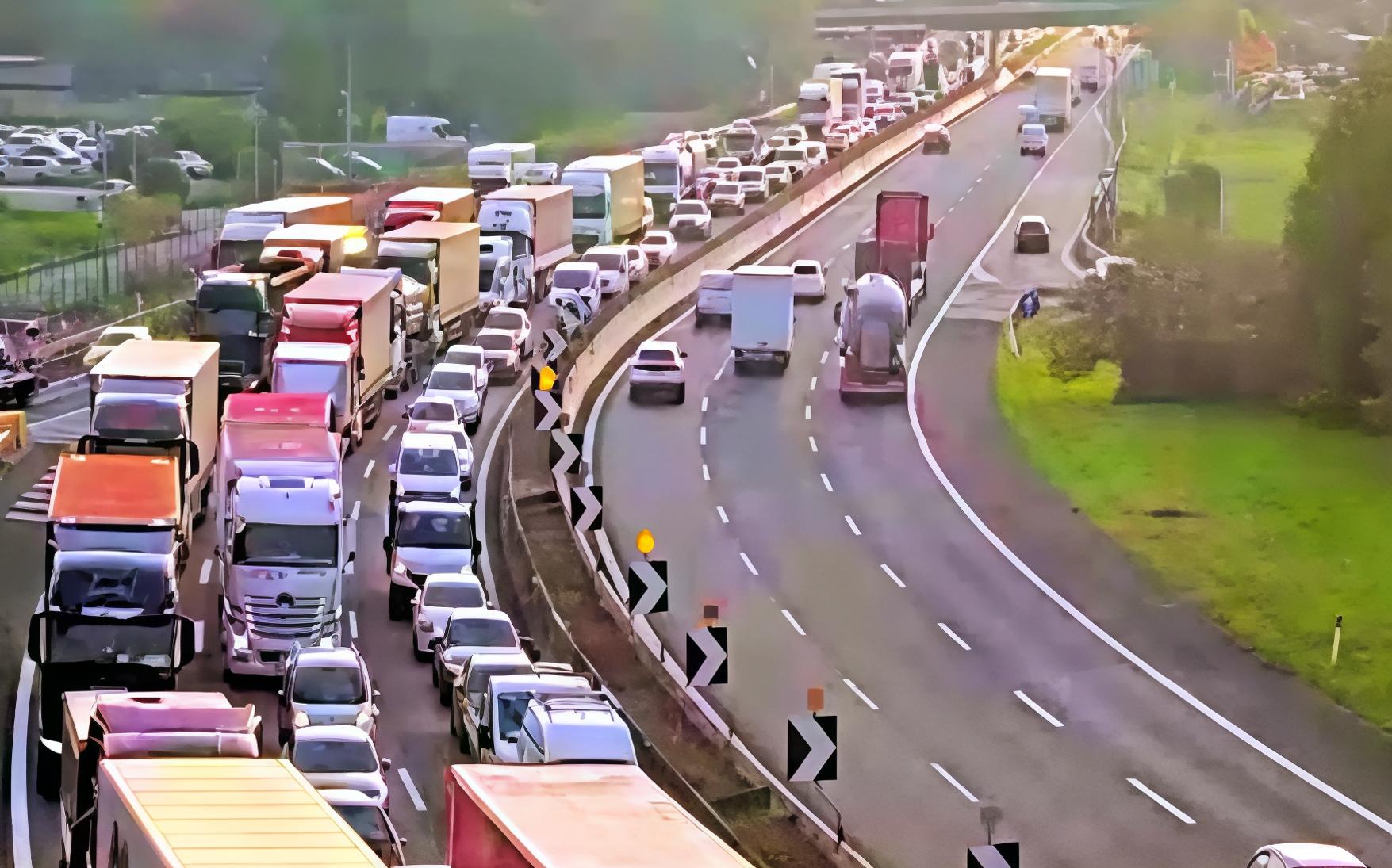 Autostrada A4, incidente tra Palazzolo e Segrate: grave un uomo. Lunghe code in direzione Milano