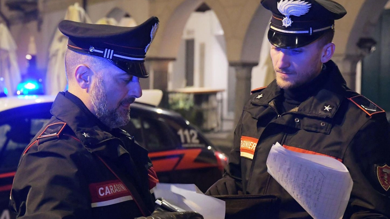 I carabinieri non hanno creduto alle parole dei tre ragazzi Dai controlli sono emerse due buste con la cocaina