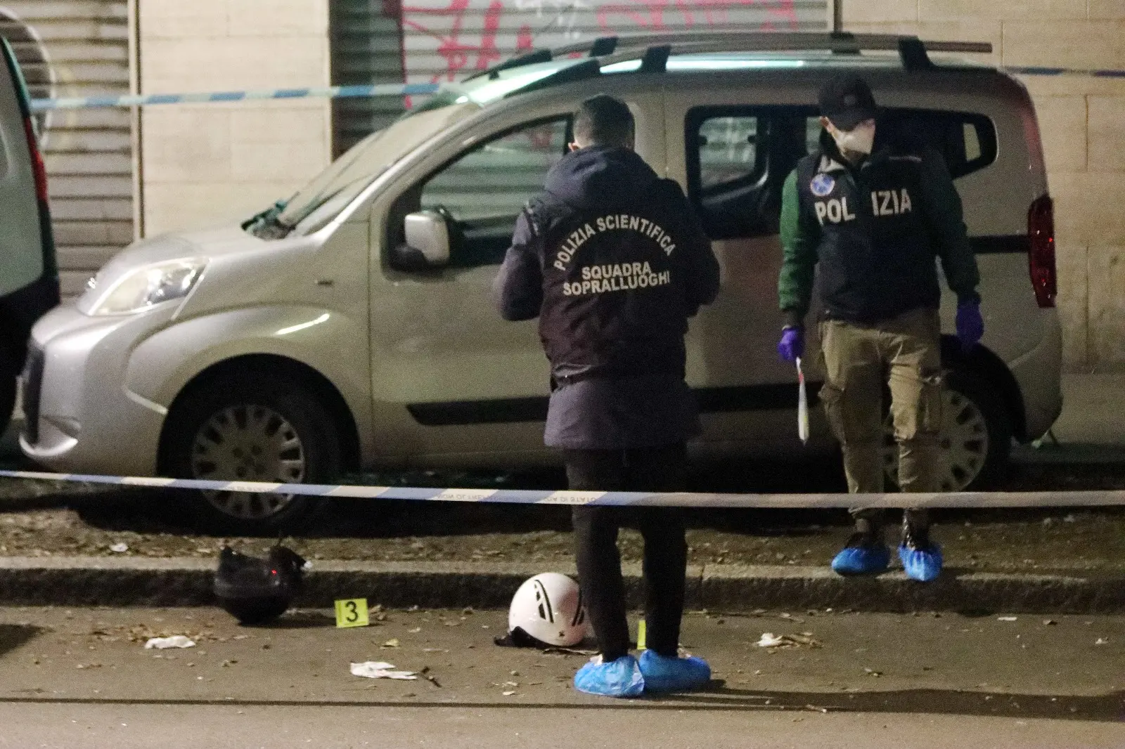 Sparatoria a Milano, 41enne ferito in via Sonnino. “Rapina violenta, due banditi su uno scooter”