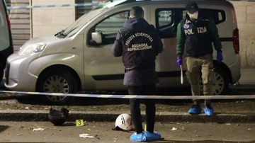 Sparatoria a Milano, 41enne ferito in via Sonnino. “Rapina violenta, due banditi su uno scooter”