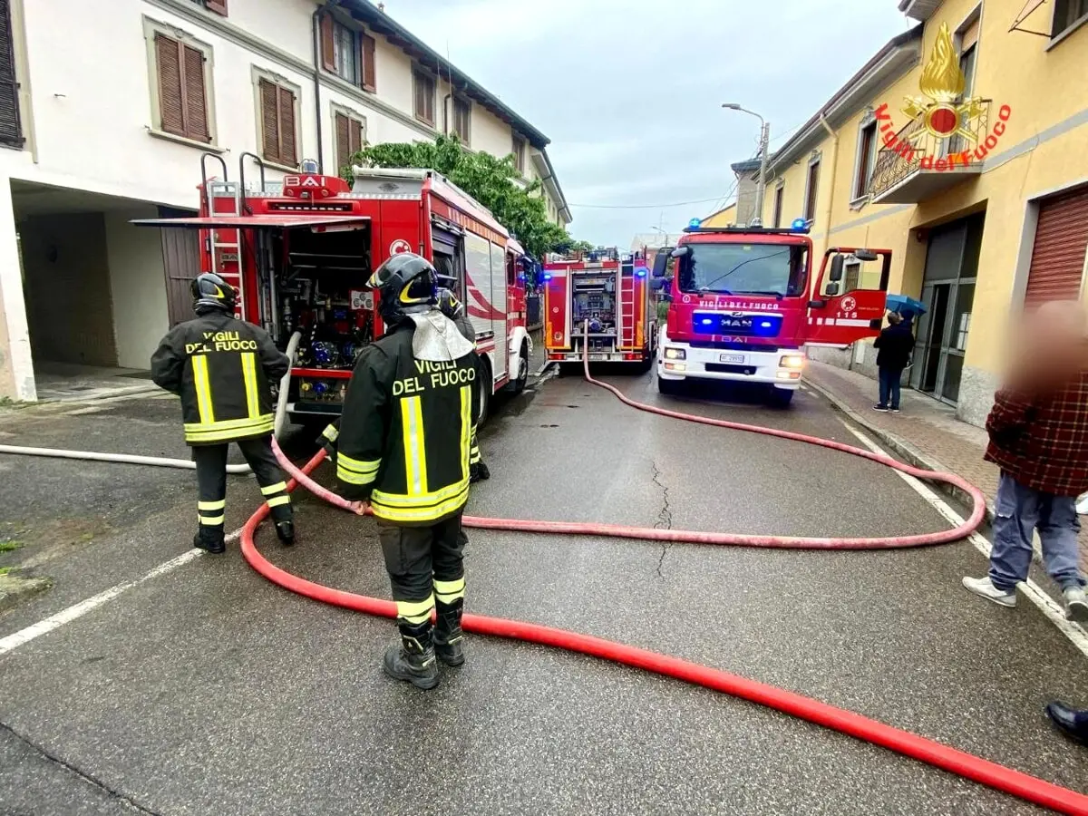 Esplosione in una villa di Castelverde per una fuga di gas, quattro feriti: “Residenti vivi per miracolo”