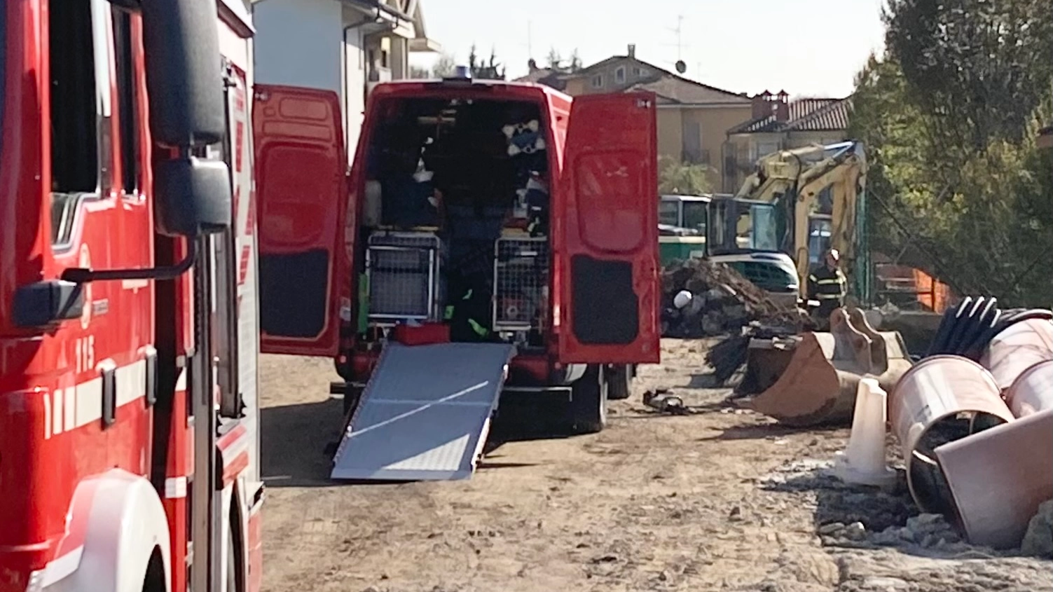 Vigili del fuoco sul luogo dell'incidente (De Pascale)