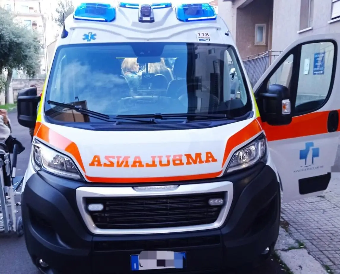 Incidente ad Arsago Seprio, un ragazzo di 16 anni in bici viene urtato da un’auto e cade: grave in ospedale