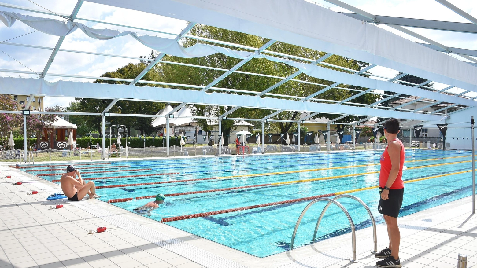 Apre la piscina coperta: pochi spazi e in ritardo. Nuovo impianto nel 2026