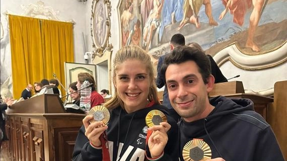 La nuotatrice Monica Boggioni premiata giovedì sera in Comune qui col consigliere Pietro Alongi