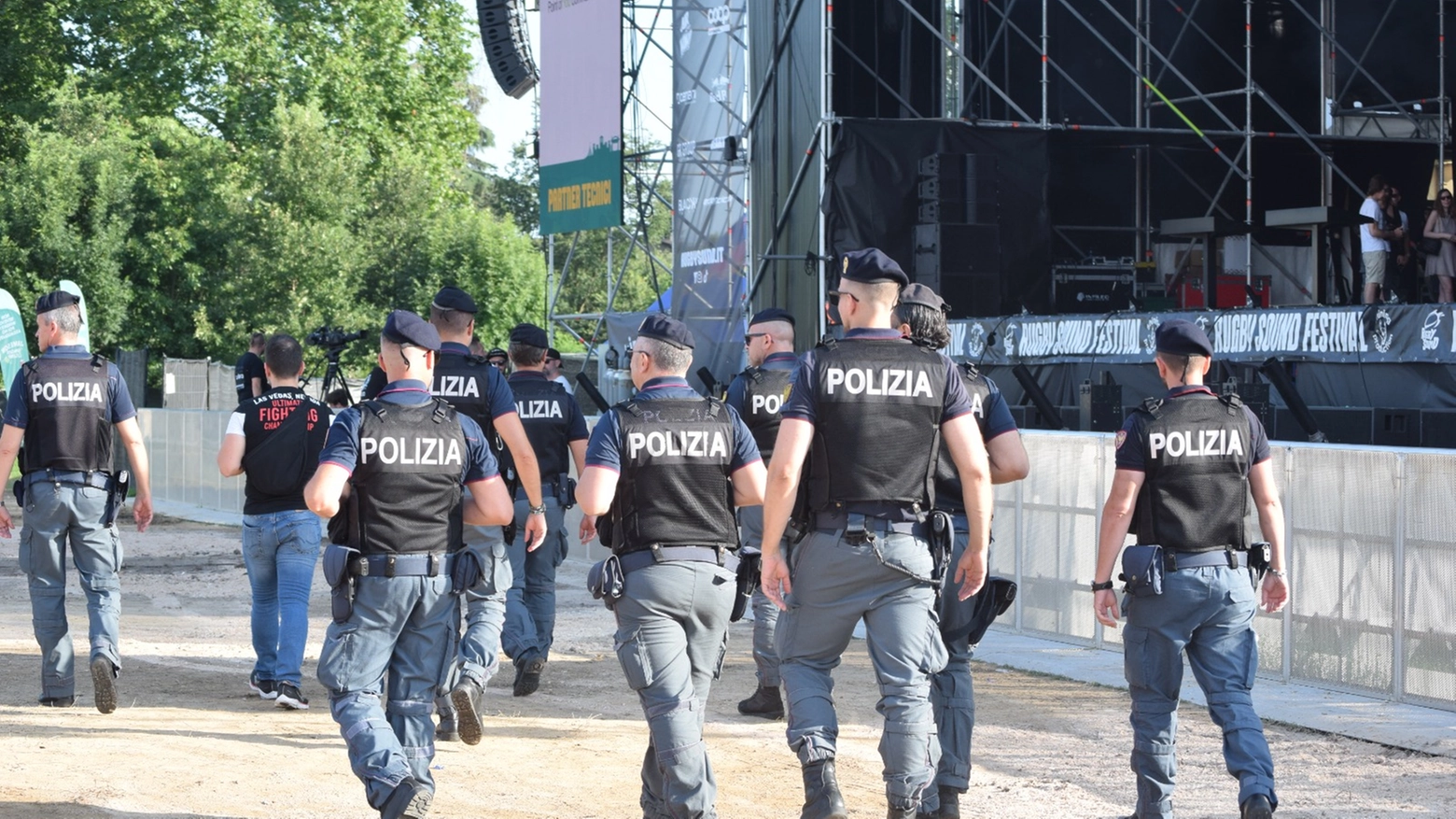 Agenti di Polizia nell'area del Rugby sound