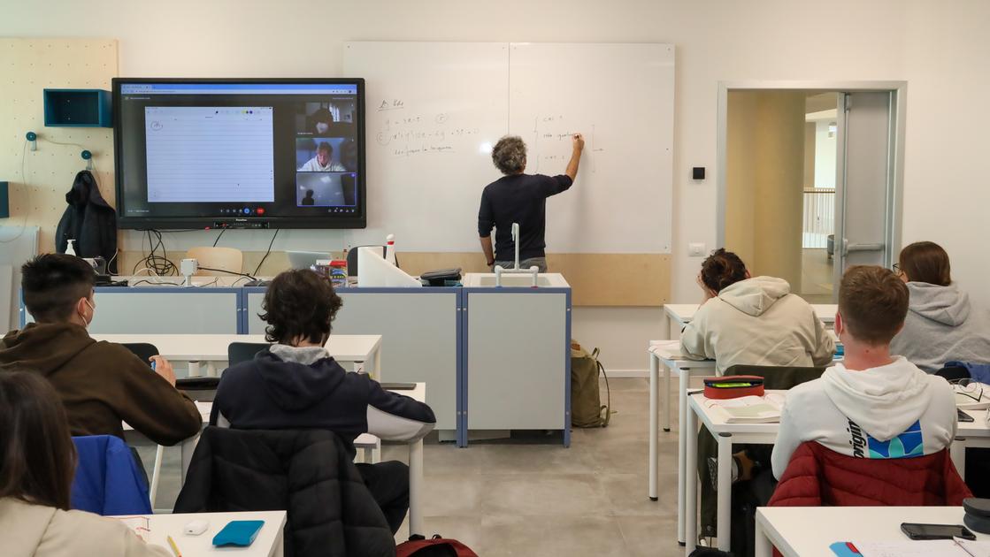 Albiate, spray al peperoncino a scuola: 9 ragazzi soccorsi