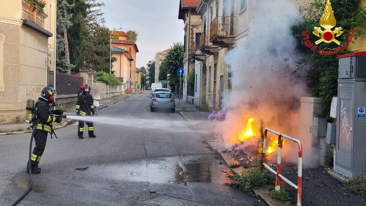 I vigili del fuoco all'opera questa mattina alle sei