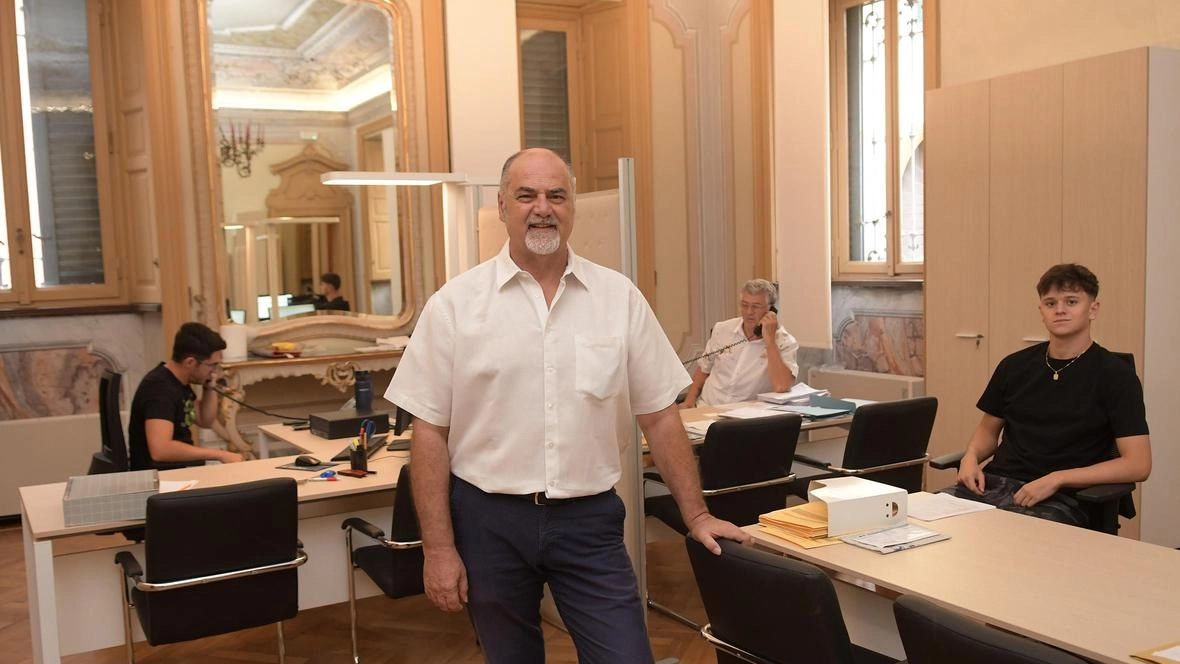 Il sindaco Angelo Maria Caterina nell’ufficio anagrafe, trasferito dal primo piano al pianterreno dell’antico edificio. Proseguono intanto i lavori di restyling del palazzo