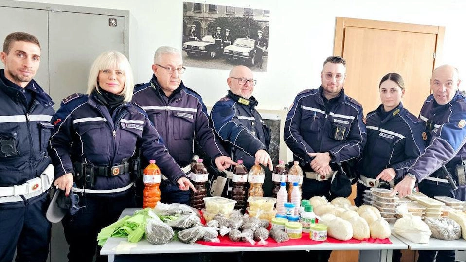 Blitz anti-degrado e sicurezza pubblica davanti alla stazione ferroviaria, sequestrati 160 chilogrammi di cibo. Sabato pomeriggio gli agenti della polizia locale...