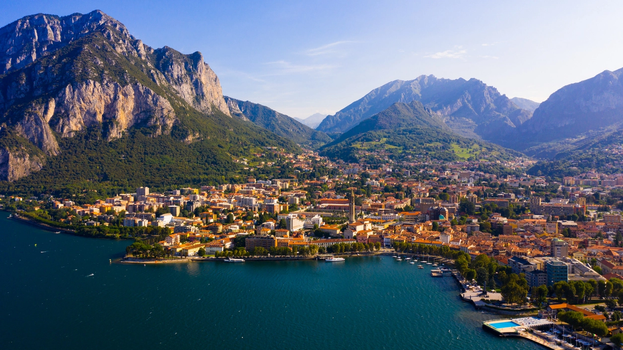 La città di Lecco vista dal lago