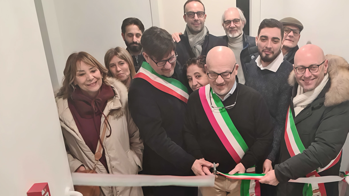 Sette appartamenti arredati, destinati ai progetti di autonomia abitativa per altrettanti anziani. Sono quelli inaugurati ieri mattina in via Cantù...