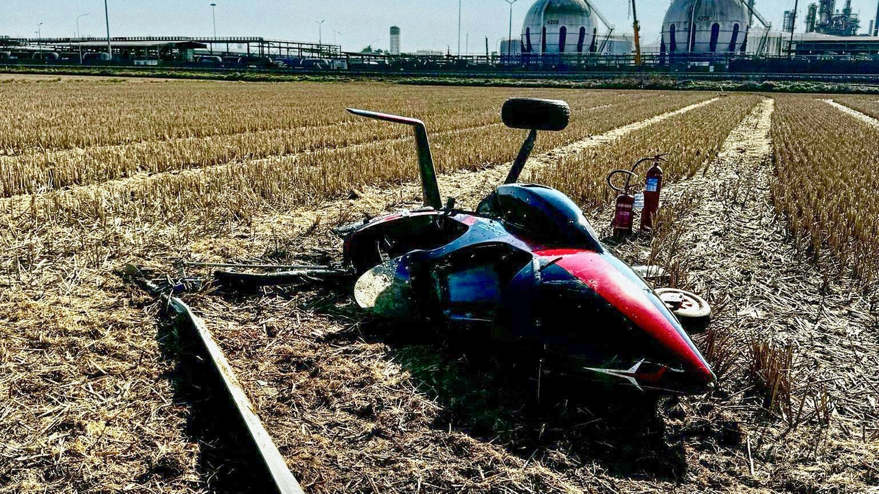 L'autogiro, anche detto girocottero, che si è schiantato non lontano dalla raffineria dell'Eni di Sannazzato (sullo sfondo)