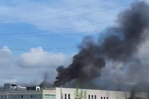 Incendio a Robbiate: alta colonna di fumo nero