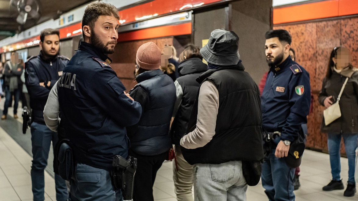 Una pattuglia della polizia sulla linea rossa del metrò milanese