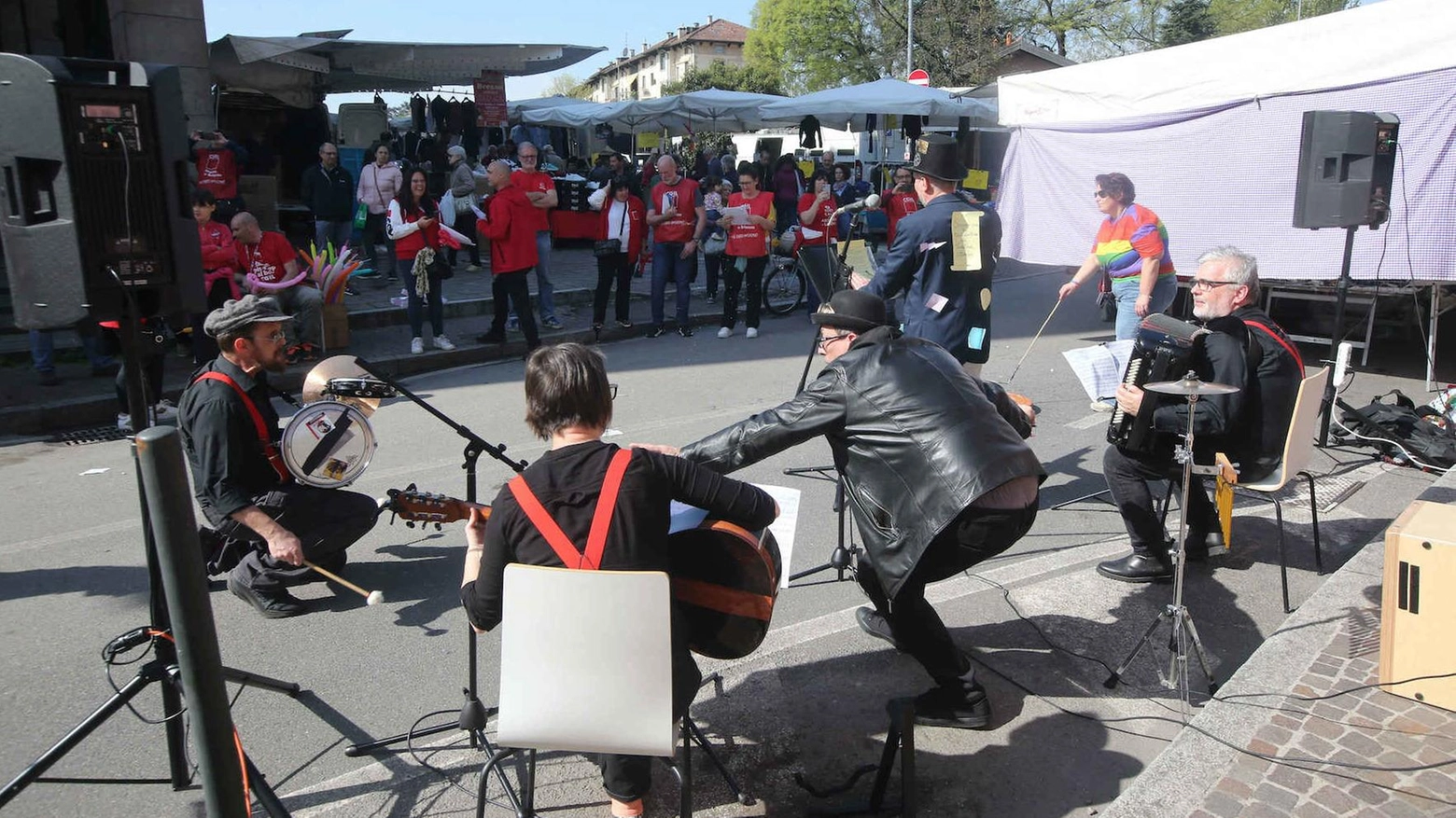 Il grande circo del lavoro. Flash mob al mercato di Monza per lo sciopero generale