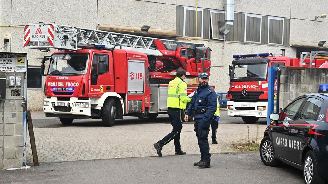 Incendio a Castano Primo, in fiamme un capannone industriale: due intossicati