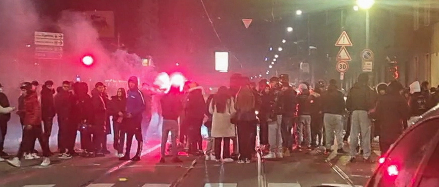 Nel pomeriggio il raduno all’incrocio fra via Ripamonti e via Quaranta dove sabato notte è morto il ragazzo si è trasformato in una plateale protesta contro le forze dell’ordine. Un Suv supera un autobus, travolge alcuni dei partecipanti e viene devastato