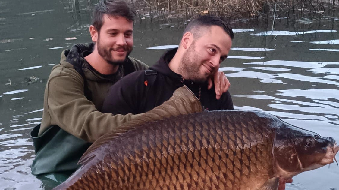 La maxi-carpa pescata da Samuele Montecchio e Alessandro Barbin (Foto facebook Comune di Endine Gaiano è con Asd Carp Fishing Endine 139)