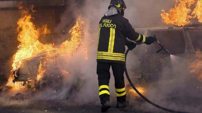 Un violento incendio ha distrutto diverse auto e pneumatici in un'officina a Barbata. Le cause sono ancora incerte, ma potrebbe essere stato un corto circuito. Nessun ferito, danni stimati in migliaia di euro. Indagini in corso.