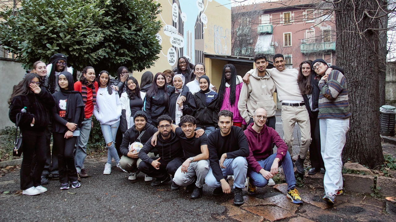 Paola Egonu con i ragazzi di Save the Children al Giambellino