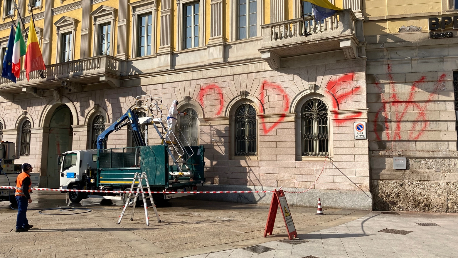 Imbrattato Palazzo Frizzoni a Bergamo, al via le operazioni di pulizia