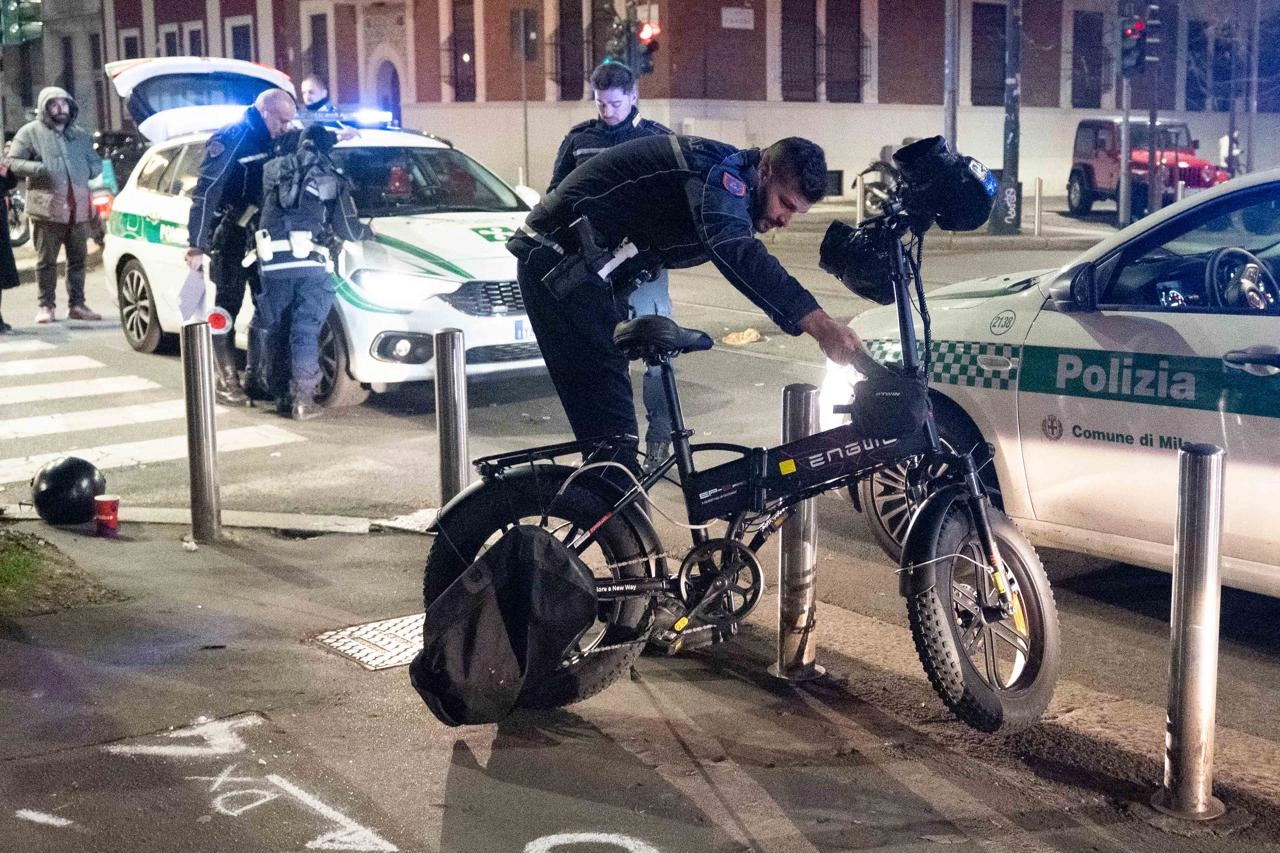 La bicicletta della vittima esaminata dalla polizia locale (Ansa/Andrea Fasani)