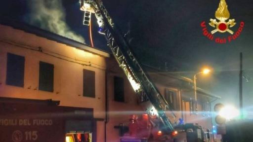 Brucia un tetto sulla mansarda. Casa agibile