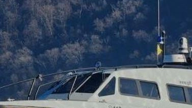 Un’imbarcazione delle Fiamme Gialle in azione sul lago varesino