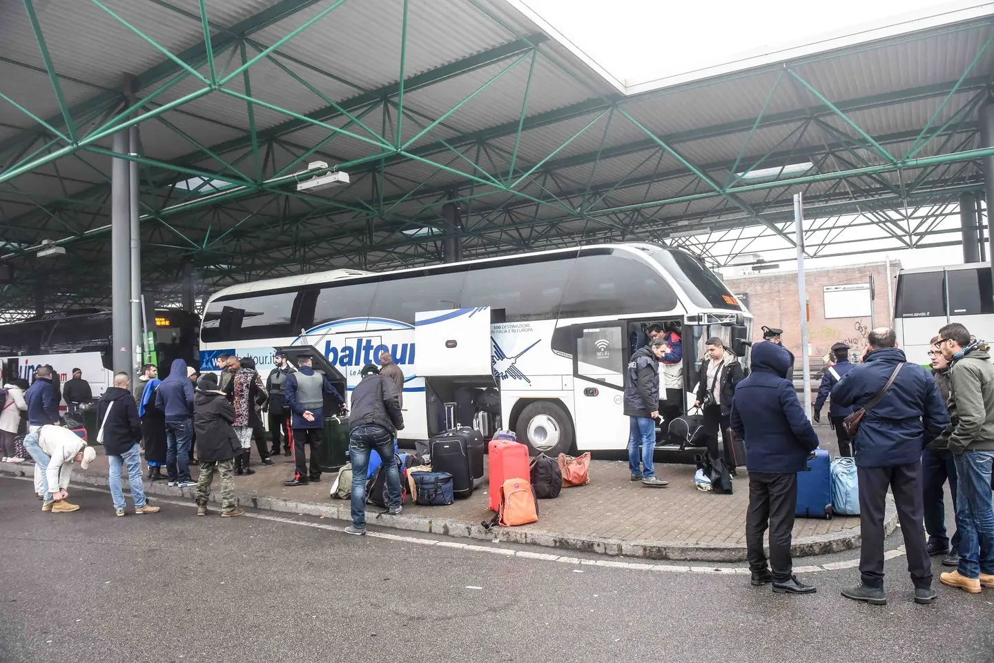 Lampugnano, la stazione degli autobus “tra insicurezza e degrado”: l’ipotesi del trasferimento